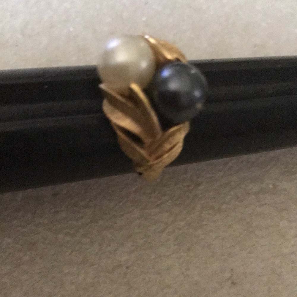 Gold Leaf Dual Pearl Ring - White & Black Pearl Avon